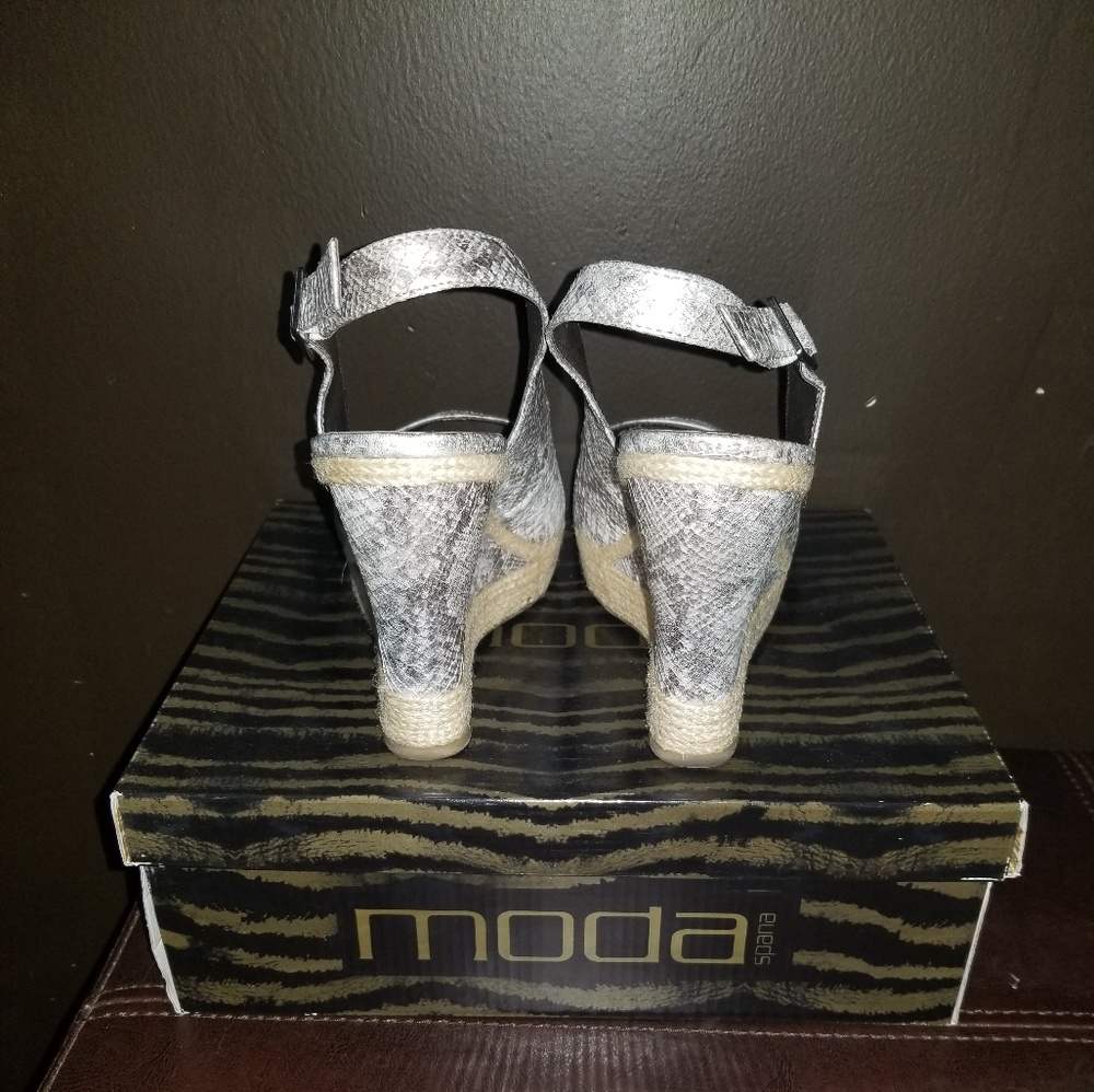 Shoes - Picture 4 of 4